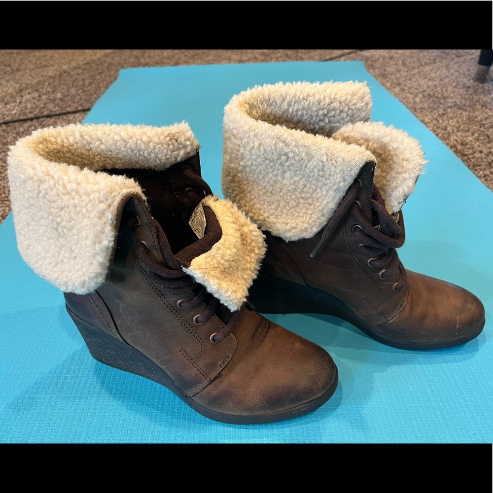 UGG Zea Size 5